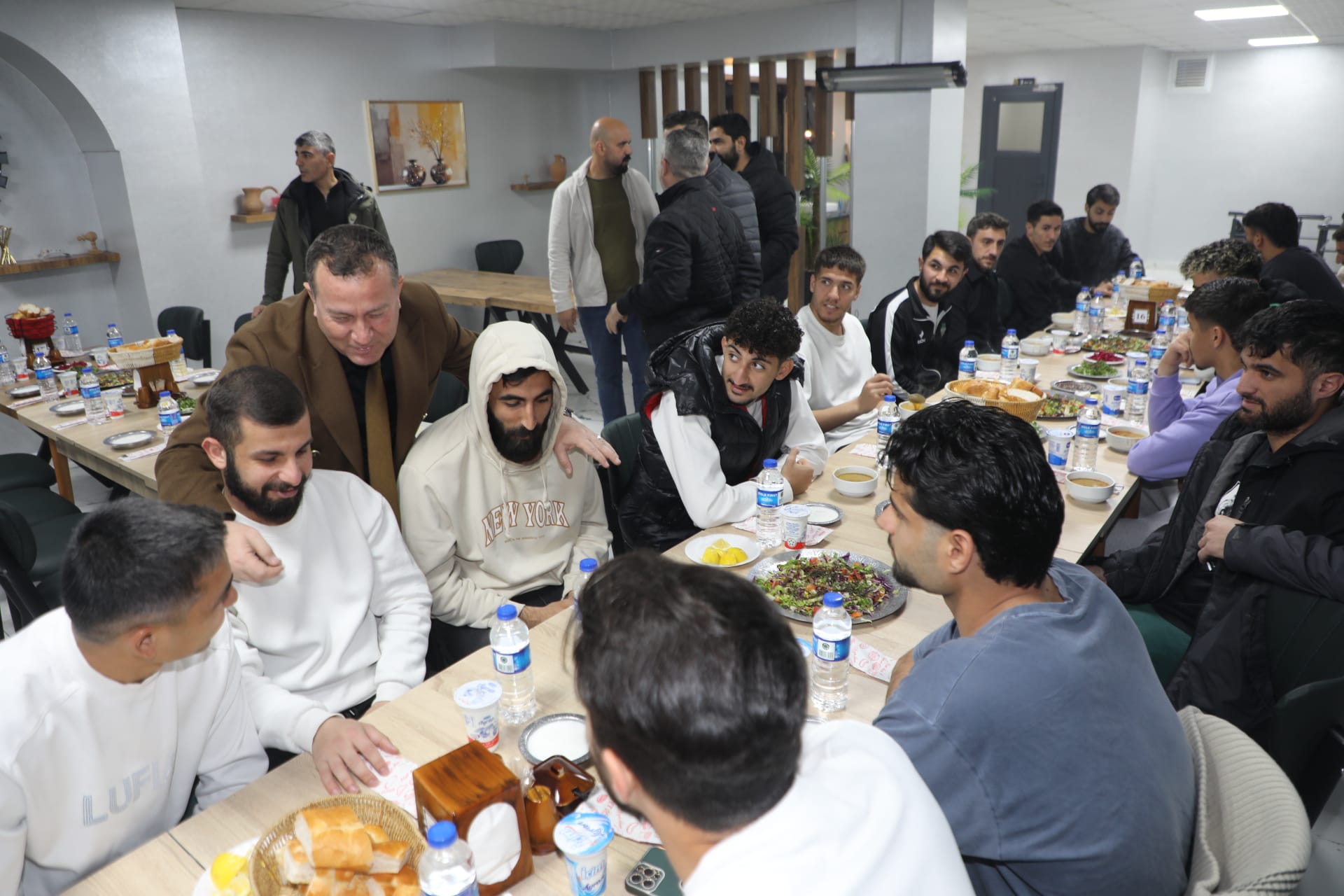 Sahadaki Azim, Sofradaki Samimiyetle Buluştu