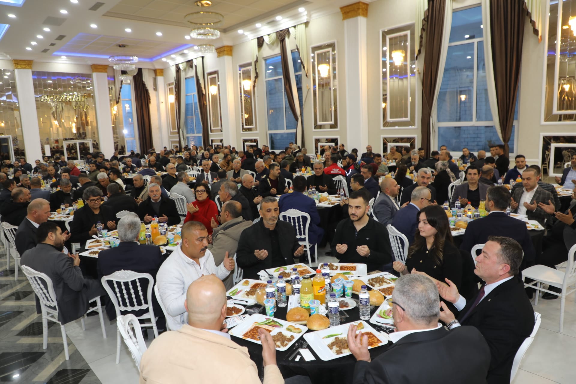 Nizip’te Hizmet Veren Eller İftar Sofrasında Kenetlendi