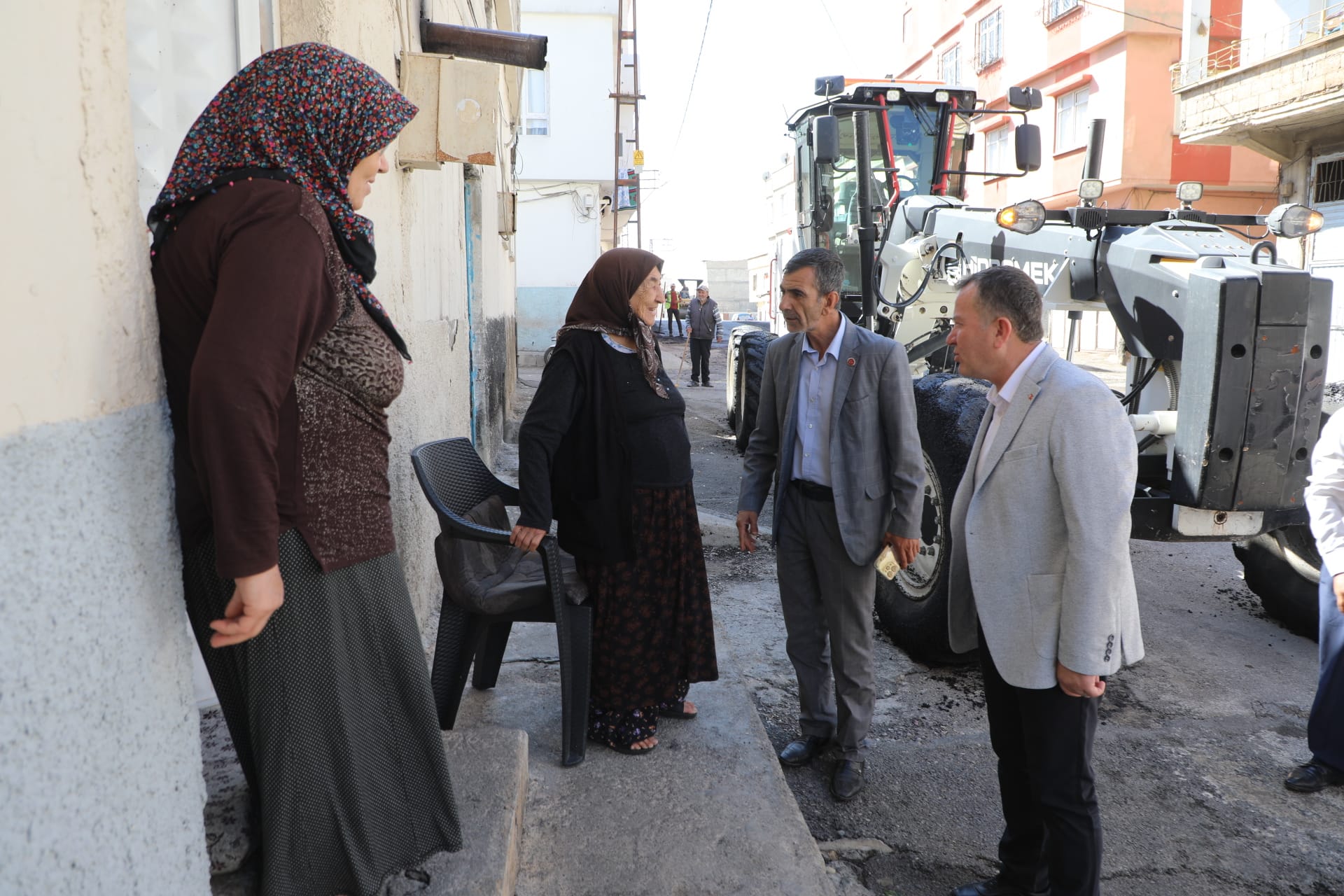 Başkan Doğan, Nizip’i adım adım gezerek talepleri dinliyor