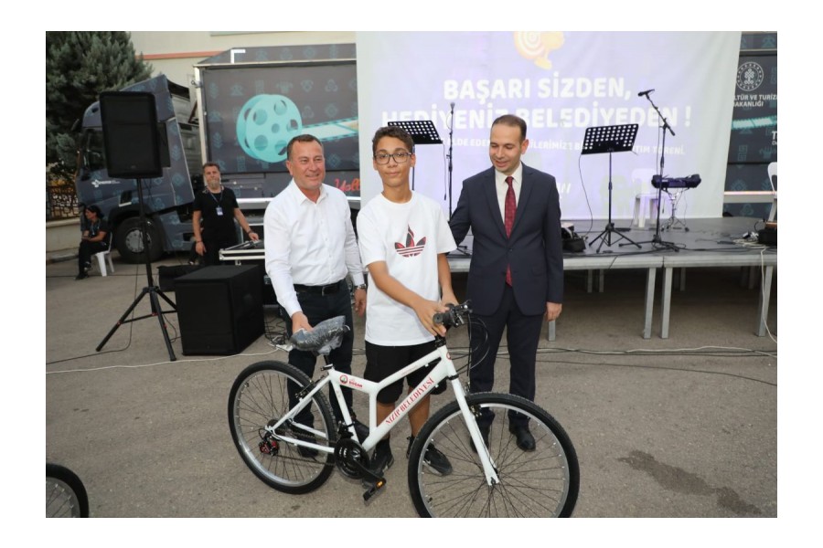 Nizip Belediyesi’nden LGS’de Dereceye Giren Öğrencilere Bisiklet Hediyesi